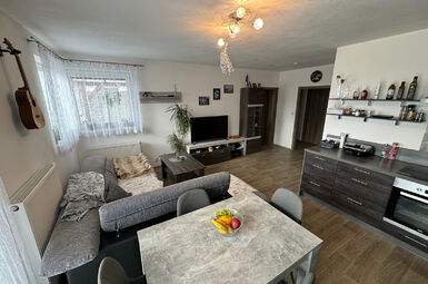 Prodej RD 5+2kk s třemi parkovacími stáními a pozemkem o výměře 313 m2 ve Vochově u Plzně