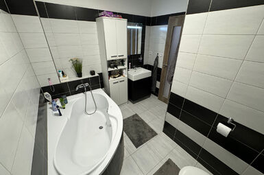 Prodej RD 5+2kk s třemi parkovacími stáními a pozemkem o výměře 313 m2 ve Vochově u Plzně