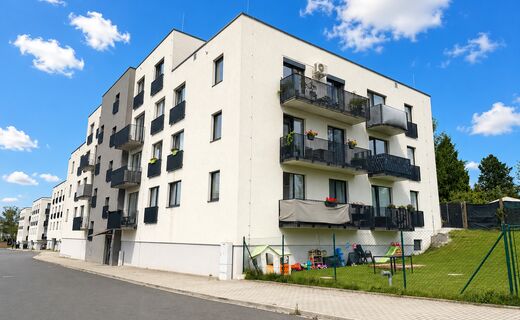 Fotografie nemovitosti - Prodej bytu 3+kk+B (87 m2) s garažovým stáním, sklepem a sdílenou zahradou v Plzni - Doubravce