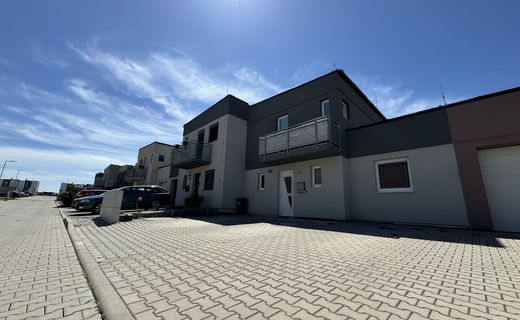 Fotografie nemovitosti - Pronájem bytu 2+kk+B, 49 m2 s venkovním parkovacím stáním v obci Vochov